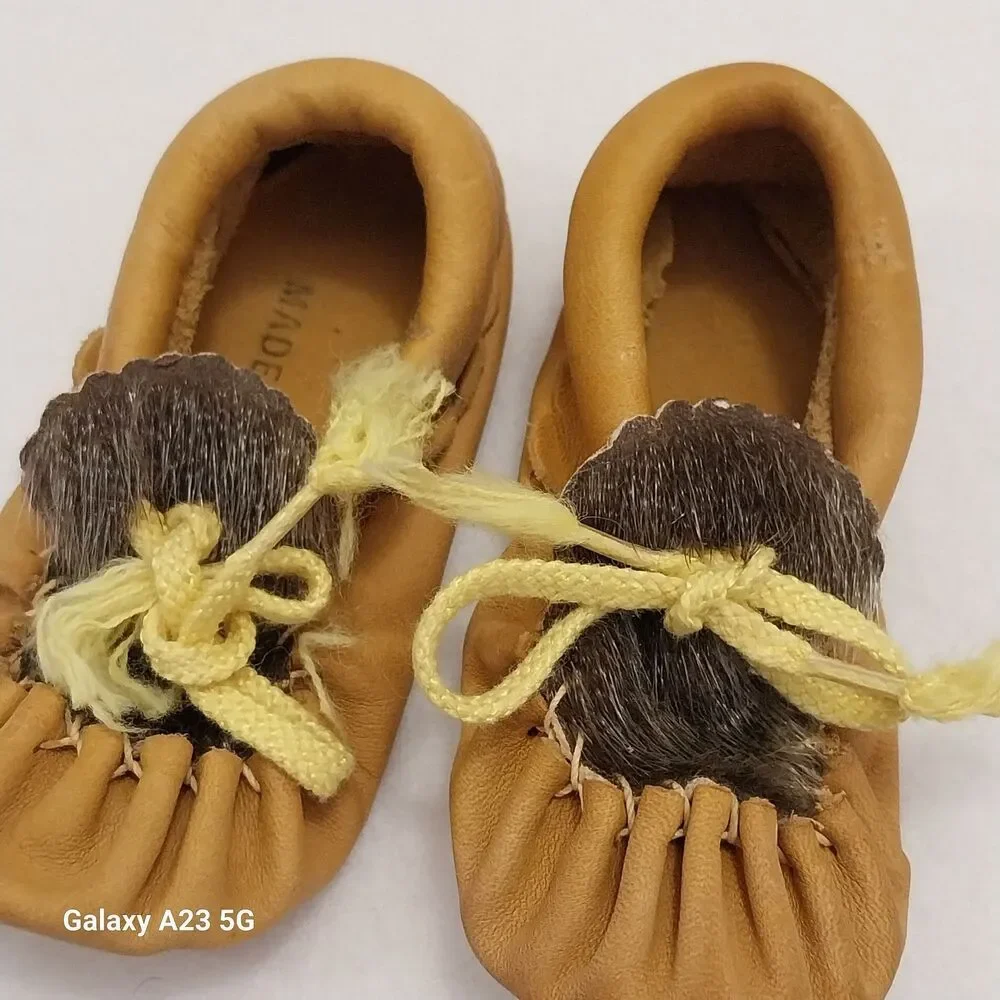 VTG Deerskin And Beaver Baby Moccasins Shoes Sz 4 Made In Canada #C014